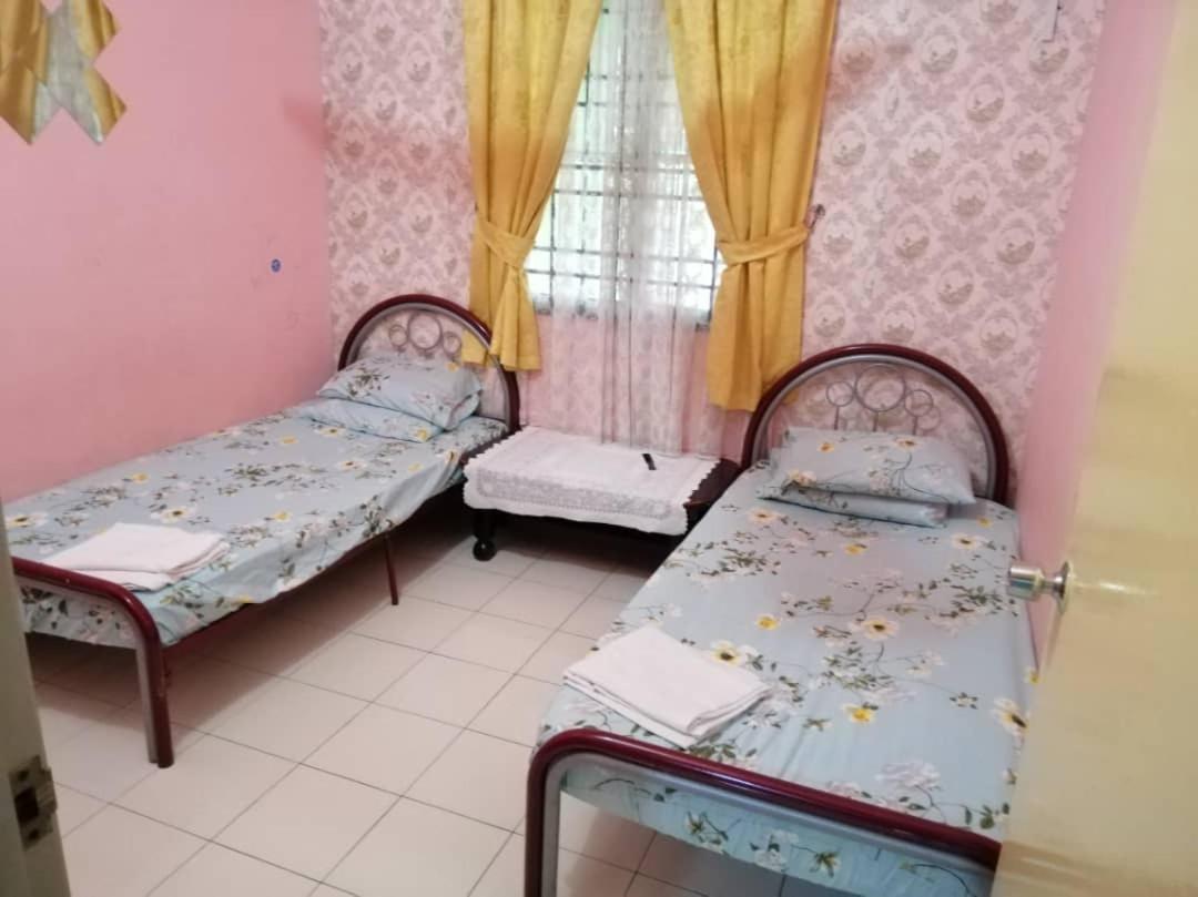 Homestay Perpaduan, Taman Bercham Raya Ulu Kinta Ipoh Perak Kampong Batu Lapan  ภายนอก รูปภาพ